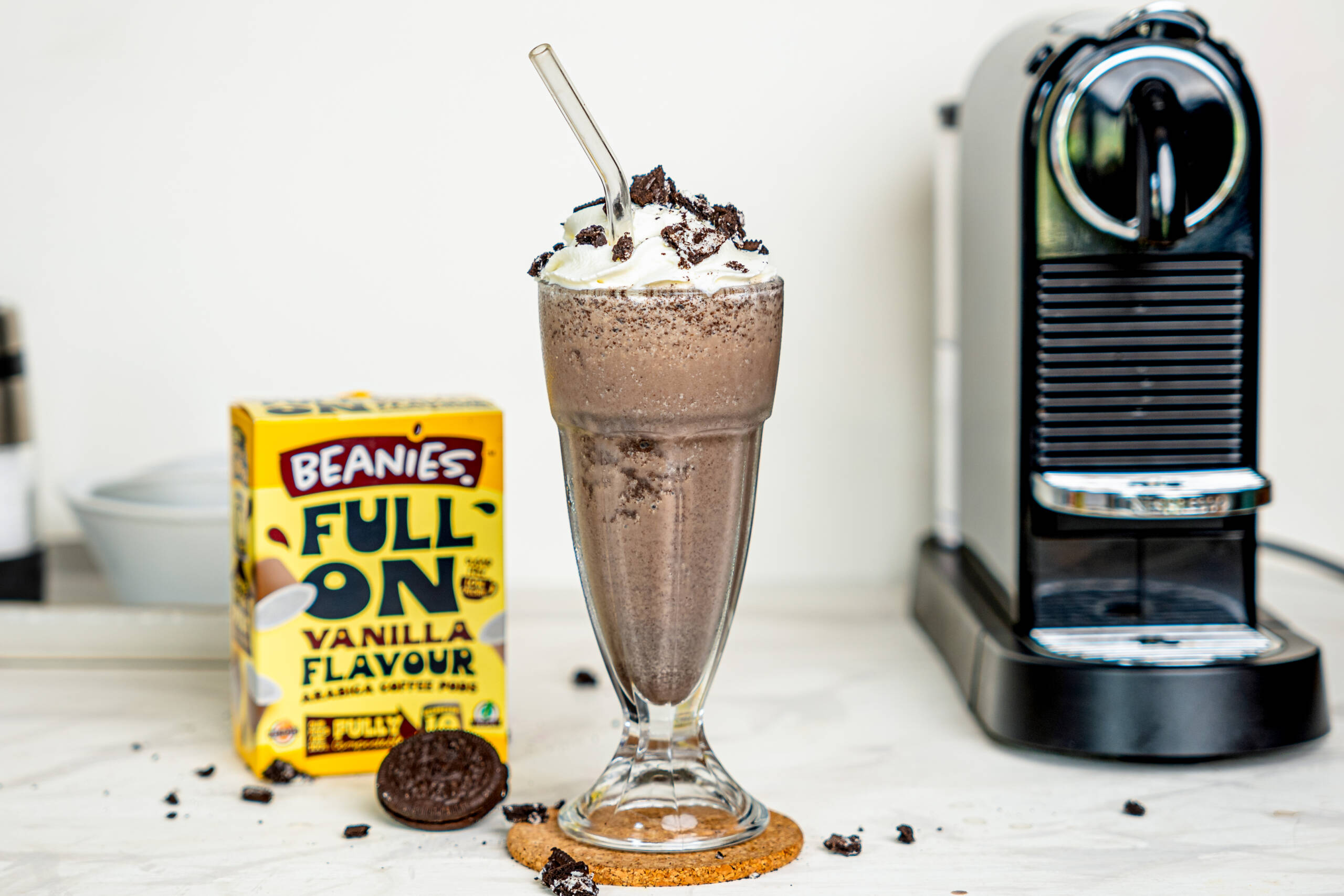 Kaffee-Vanille-Frappé mit Keks- und Sahnegeschmack