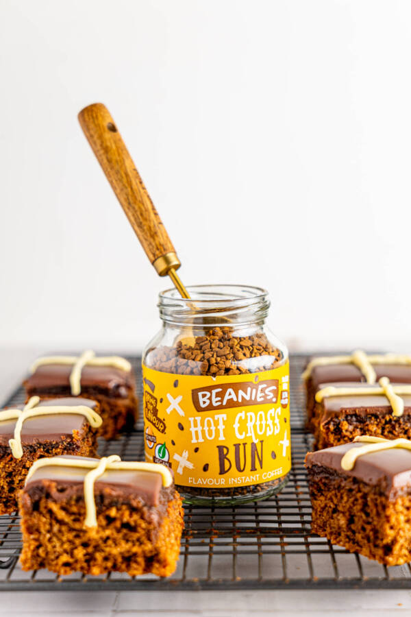 Kaffee mit Hot-Cross-Bun-Geschmack Ostern Millionär Shortcake