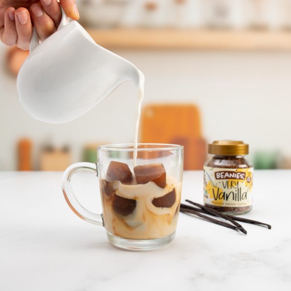 Riesige Eiswürfel mit Vanillegeschmack für Kaffee