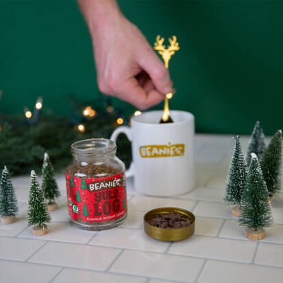 Beanies Yule Log Flavoured Coffee Set mit Rentierlöffel und Streuseln
